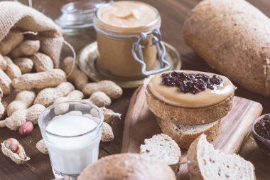 Fıstık ezmesi ve jöle sandviç rustik ahşap kesme tahtası üzerinde