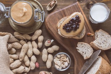 Fıstık ezmesi ve jöle sandviç rustik ahşap kesme tahtası üzerinde