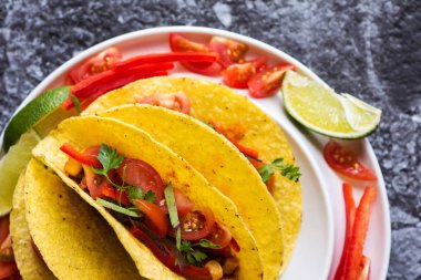 Taco taş zemin üzerine sebzeli kabuklarında