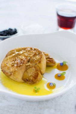 Beyaz plaka üzerinde elma soslu kızarmış kaz ciğeri. Kaz ciğeri Fin