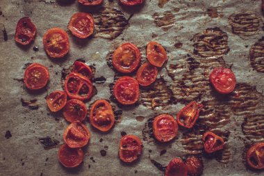 Kavrulmuş domates tuz, siyah susam ve zeytin yağı. R