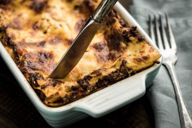 Bıçak kesim lazanya koyu ahşap tablo