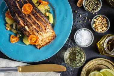 Sebzeli ızgara somon mavi tabakta. Sağlıklı Mea