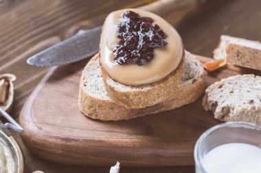 Fıstık ezmesi ve jöle sandviç rustik ahşap kesme tahtası üzerinde