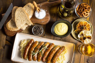 Lahana salatası, hardal ve bira ile ızgara sosis. Domuz sucuğu