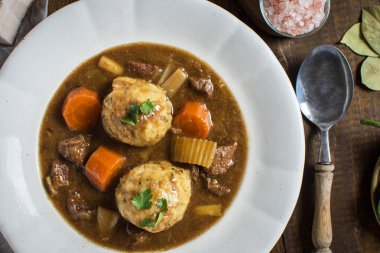 İskandinav geyik eti avcılar Bacon ve soğan köfte ile güveç