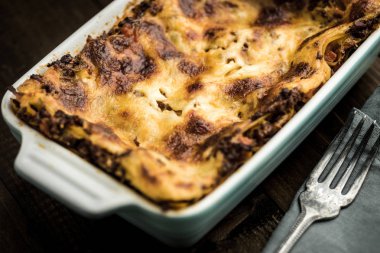 Lazanya kıyma, Bolognese sos ve koyu ahşap arka plan üzerinde Mozzarella peyniri ile. Rustik tarzı.