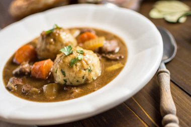 İskandinav geyik eti avcılar Bacon ve soğan köfte ile güveç