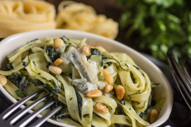 Ispanak, çam fıstığı ve Gorgonzola peynirli spagetti