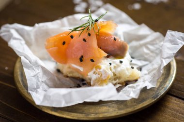 Krem peynir, taze dereotu ve siyah Ses somon kanepe füme