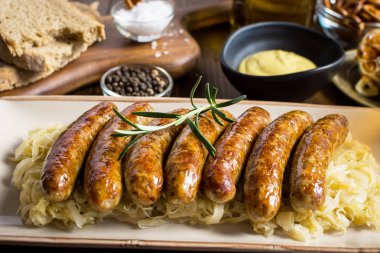 Lahana salatası, hardal ve bira ile ızgara sosis. Domuz sucuğu