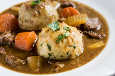 İskandinav geyik eti avcılar Bacon ve soğan köfte ile güveç