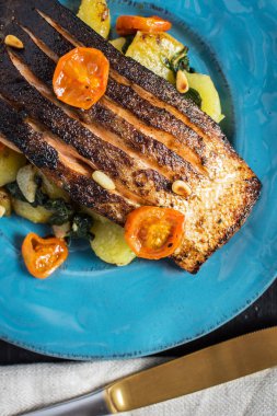 Sebzeli ızgara somon mavi tabakta. Sağlıklı Mea