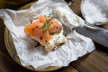 Krem peynir, taze dereotu ve siyah Ses somon kanepe füme