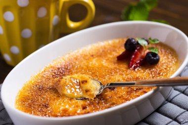 Creme Brulee tatlı çilek, yaban mersini ve taze nane L
