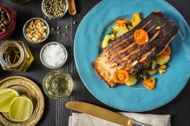 Sebzeli ızgara somon mavi tabakta. Sağlıklı Mea