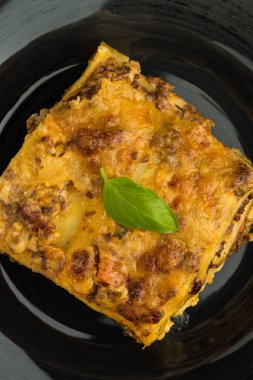 Kıyma, Bolognese sos ve fesleğen ile geleneksel lazanya 