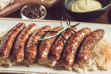 Lahana salatası, hardal ve bira ile geleneksel Alman ızgara sosis