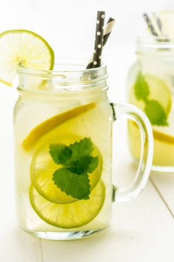 Limonata Mojito kokteyl soğuk taze buz, limon ve nane Lea