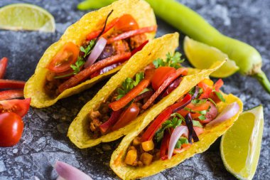 Taze tako kabukları renkli Meksika gıda