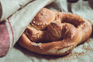 Ev yapımı taze simit sac pişirme üzerinde. Rustik bak.