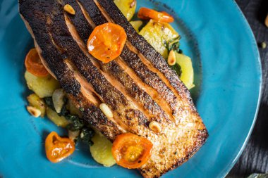 Sebzeli ızgara somon mavi tabakta. Sağlıklı Mea