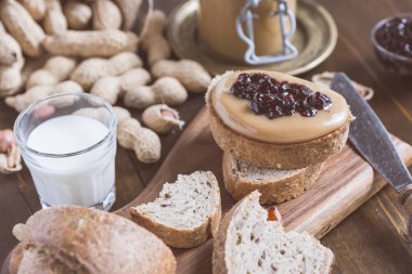 Fıstık ezmesi ve jöle sandviç rustik ahşap kesme tahtası üzerinde