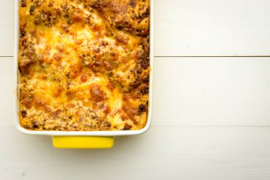 Beyaz ahşap masa üzerinde ev yapımı et lazanya. Kopya alanı.