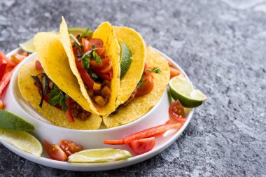 Taco taş zemin üzerine sebzeli kabuklarında