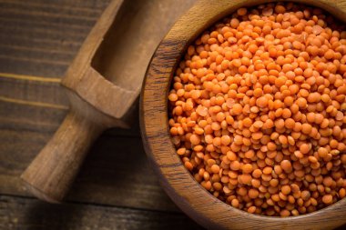 Ahşap masa üzerinde kase kırmızı mercimek