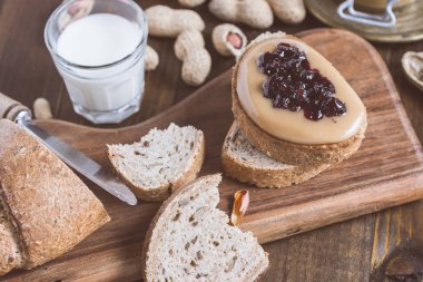Fıstık ezmesi ve jöle sandviç rustik ahşap kesme tahtası üzerinde