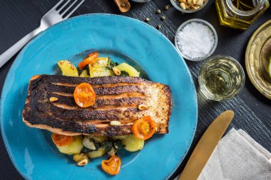Sebzeli ızgara somon mavi tabakta. Sağlıklı Mea