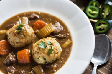 İskandinav geyik eti avcılar Bacon ve soğan köfte ile güveç