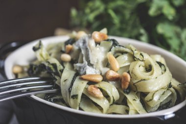Makarna Tagliatelle mantarlı ıspanak, çam fıstığı ve Gorgonzola peyniri