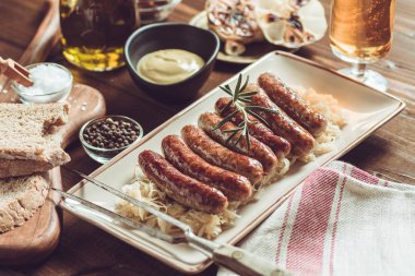 Geleneksel Almanca ızgara sosis ile lahana salatası, hardal 