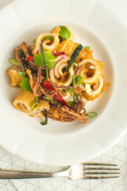 Fried Squids kalamar, biber ve nane yaprakları üzerinde beyaz Pla