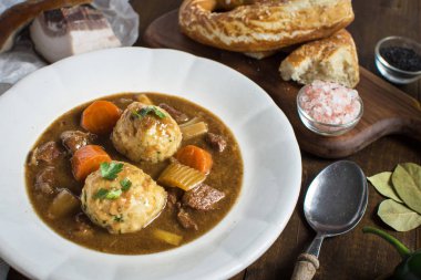 İskandinav geyik eti avcılar Bacon ve soğan köfte ile güveç