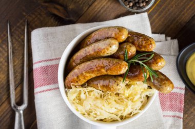 Geleneksel Alman sosisleri lahana salatası, hardal ve bira ile