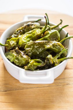 Kızarmış Yeşil Padron biber beyaz kase. Gizemli de Padron.