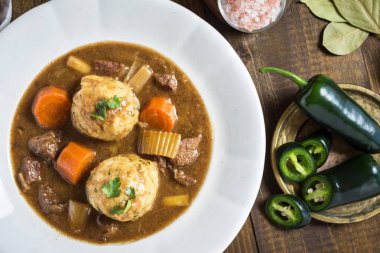 İskandinav geyik eti avcılar Bacon ve soğan köfte ile güveç