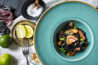 Squid mürekkep somon ve sebzeler ile gelen siyah spagetti