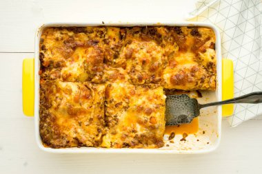 Beyaz ahşap masa üzerinde ev yapımı et lazanya. Üstten görünüm.