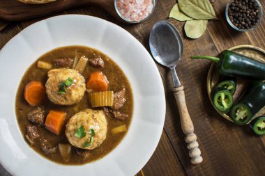 İskandinav geyik eti avcılar Bacon ve soğan köfte ile güveç