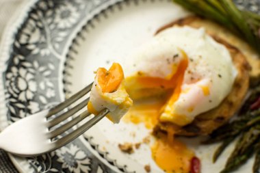 Haşlanmış yumurta, yeşil kuşkonmaz ve pul biber ile ekmek. Sağlıklı kahvaltı konsepti.