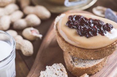 Fıstık ezmesi ve jöle sandviç rustik ahşap kesme tahtası üzerinde