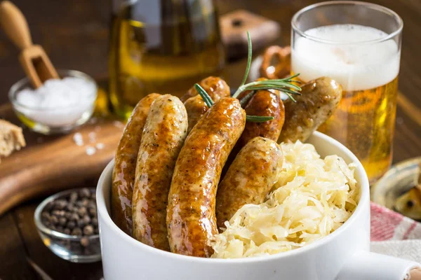 Geleneksel Alman sosisleri lahana salatası, hardal ve bira ile
