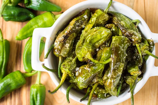 Kızarmış Yeşil Padron biber beyaz kase. Gizemli de Padron.