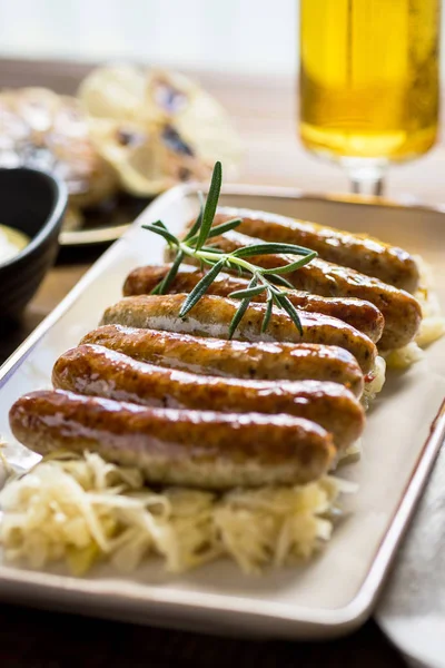 Grillowane kiełbaski z sałatką z kapusty, musztarda i piwo. Bratwurst — Zdjęcie stockowe