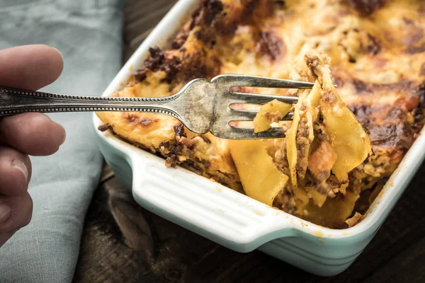 Comer Lasanha Italiana Com Garfo Fundo Madeira Escura — Fotografia de Stock