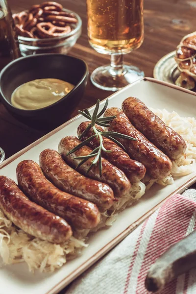 Saucisses Grillées Allemandes Traditionnelles Avec Salade Chou Moutarde Bière — Photo